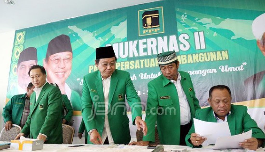 Ketua Umum PPP Djan Faridz berserta Waketum PPP Humphrey Djemat, Ketua DPW PPP DKI Jakarta Abraham Lunggana dan Pengurus PPP saat menggelar konferensi pers terkait kegiatan ilegal &quot;muktamar islah&quot; yang akan dilakukan pihak Romahurmuziy di Kantor DPP PPP, Jakarta, Minggu (3/4). Foto : Ricardo/JPNN.com - JPNN.com