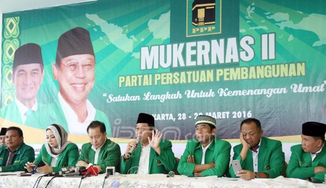 Ketua Umum PPP Djan Faridz berserta Waketum PPP Humphrey Djemat, Ketua DPW PPP DKI Jakarta Abraham Lunggana dan Pengurus PPP saat menggelar konferensi pers terkait kegiatan ilegal &quot;muktamar islah&quot; yang akan dilakukan pihak Romahurmuziy di Kantor DPP PPP, Jakarta, Minggu (3/4). Foto : Ricardo/JPNN.com - JPNN.com