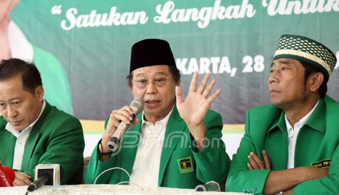 Ketua Umum PPP Djan Faridz berserta Waketum PPP Humphrey Djemat, Ketua DPW PPP DKI Jakarta Abraham Lunggana dan Pengurus PPP saat menggelar konferensi pers terkait kegiatan ilegal &quot;muktamar islah&quot; yang akan dilakukan pihak Romahurmuziy di Kantor DPP PPP, Jakarta, Minggu (3/4). Foto : Ricardo/JPNN.com - JPNN.com