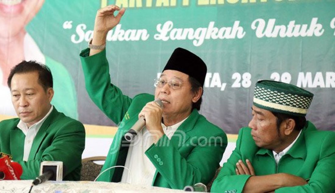 Ketua Umum PPP Djan Faridz berserta Waketum PPP Humphrey Djemat, Ketua DPW PPP DKI Jakarta Abraham Lunggana dan Pengurus PPP saat menggelar konferensi pers terkait kegiatan ilegal &quot;muktamar islah&quot; yang akan dilakukan pihak Romahurmuziy di Kantor DPP PPP, Jakarta, Minggu (3/4). Foto : Ricardo/JPNN.com - JPNN.com