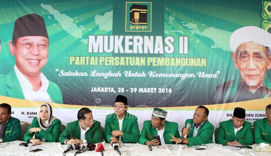 Ketua Umum PPP Djan Faridz berserta Waketum PPP Humphrey Djemat, Ketua DPW PPP DKI Jakarta Abraham Lunggana dan Pengurus PPP saat menggelar konferensi pers terkait kegiatan ilegal &quot;muktamar islah&quot; yang akan dilakukan pihak Romahurmuziy di Kantor DPP PPP, Jakarta, Minggu (3/4). Foto : Ricardo/JPNN.com - JPNN.com