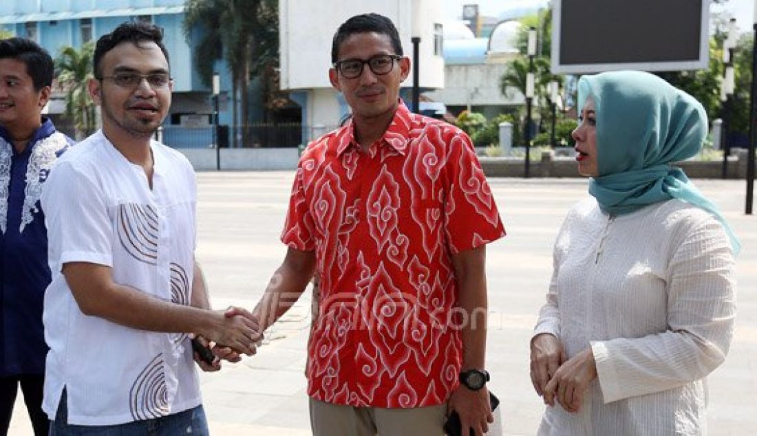 Bakal calon gubernur DKI Jakarta Sandiaga Uno didampingi pengurus masjid dan Pelaku Seni Taman Ismail Marzuki (TIM) saat meninjau Masjid Amir Hamzah di TIM, Cikini, Jakarta Pusat, Minggu (3/4). Sandiaga akan membangun masjid tersebut senadainya diberikan amanat memimpin DKI Jakarta. Foto : Ricardo/JPNN.com - JPNN.com