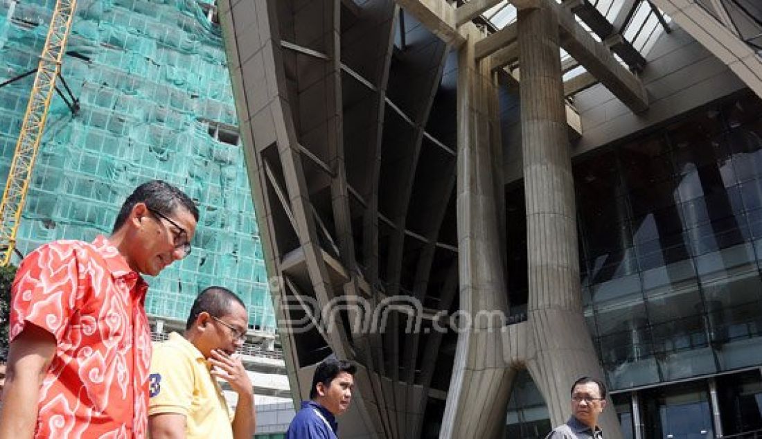 Bakal calon gubernur DKI Jakarta Sandiaga Uno didampingi pengurus masjid dan Pelaku Seni Taman Ismail Marzuki (TIM) saat meninjau Masjid Amir Hamzah di TIM, Cikini, Jakarta Pusat, Minggu (3/4). Sandiaga akan membangun masjid tersebut senadainya diberikan amanat memimpin DKI Jakarta. Foto : Ricardo/JPNN.com - JPNN.com