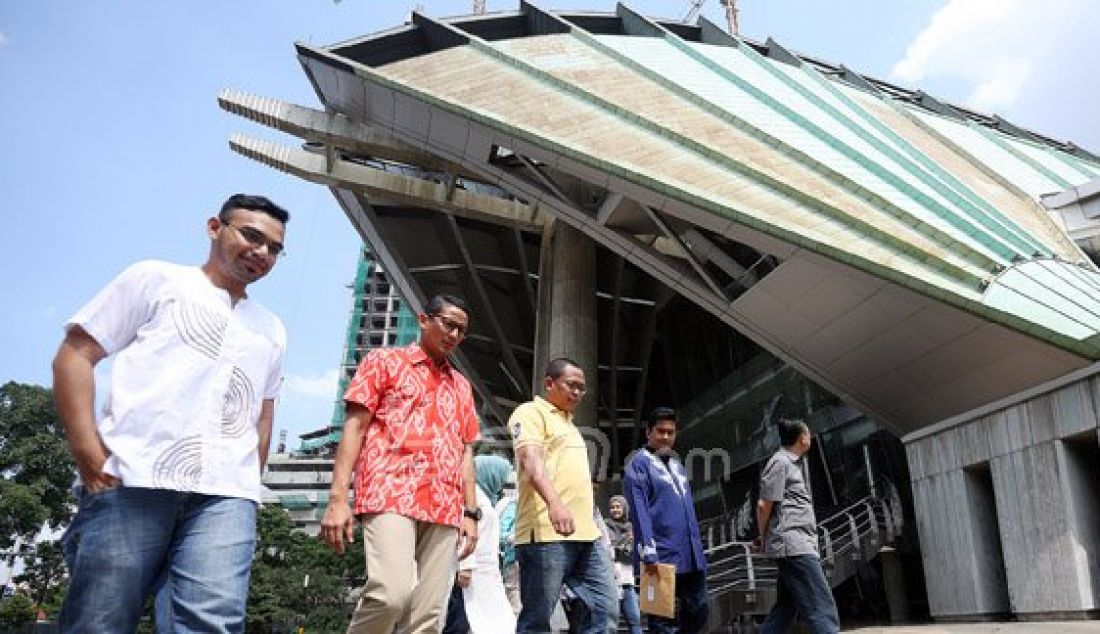 Bakal calon gubernur DKI Jakarta Sandiaga Uno didampingi pengurus masjid dan Pelaku Seni Taman Ismail Marzuki (TIM) saat meninjau Masjid Amir Hamzah di TIM, Cikini, Jakarta Pusat, Minggu (3/4). Sandiaga akan membangun masjid tersebut senadainya diberikan amanat memimpin DKI Jakarta. Foto : Ricardo/JPNN.com - JPNN.com