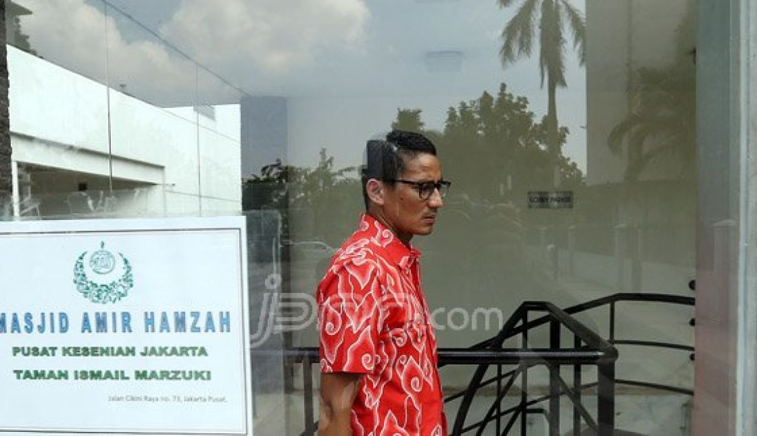 Bakal calon gubernur DKI Jakarta Sandiaga Uno didampingi pengurus masjid dan Pelaku Seni Taman Ismail Marzuki (TIM) saat meninjau Masjid Amir Hamzah di TIM, Cikini, Jakarta Pusat, Minggu (3/4). Sandiaga akan membangun masjid tersebut senadainya diberikan amanat memimpin DKI Jakarta. Foto : Ricardo/JPNN.com - JPNN.com