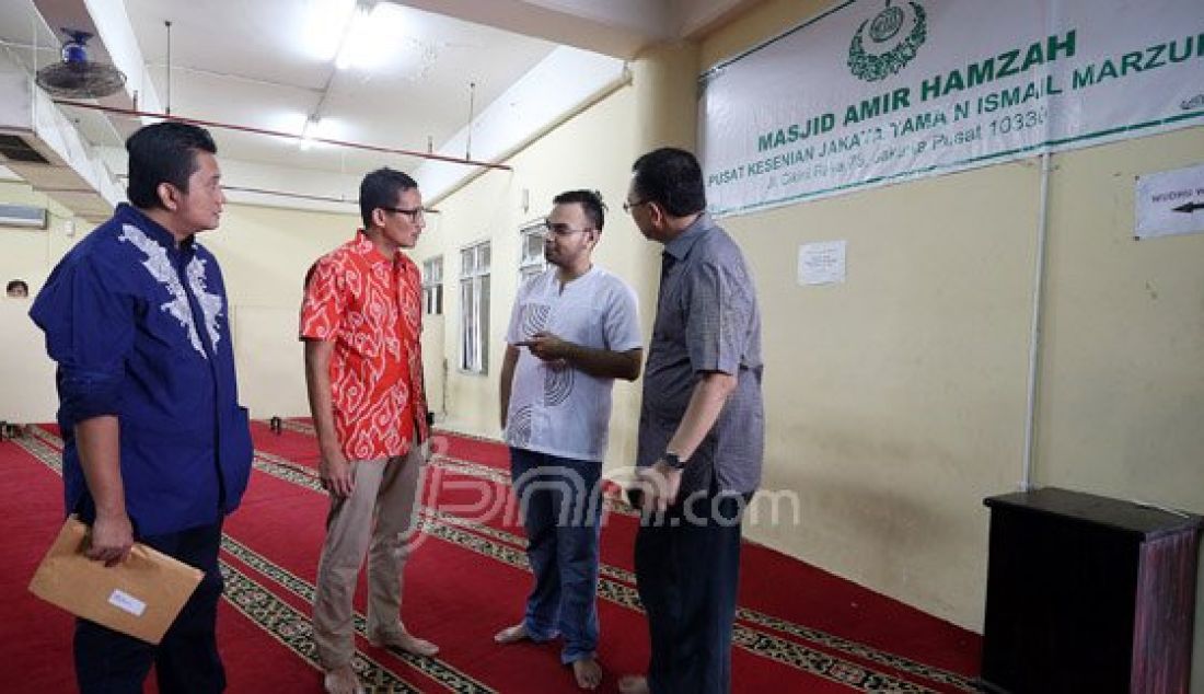 Bakal calon gubernur DKI Jakarta Sandiaga Uno didampingi pengurus masjid dan Pelaku Seni Taman Ismail Marzuki (TIM) saat meninjau Masjid Amir Hamzah di TIM, Cikini, Jakarta Pusat, Minggu (3/4). Sandiaga akan membangun masjid tersebut senadainya diberikan amanat memimpin DKI Jakarta. Foto : Ricardo/JPNN.com - JPNN.com