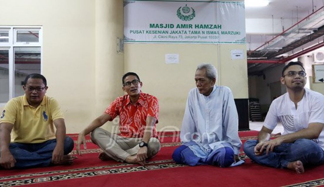 Bakal calon gubernur DKI Jakarta Sandiaga Uno didampingi pengurus masjid dan Pelaku Seni Taman Ismail Marzuki (TIM) saat meninjau Masjid Amir Hamzah di TIM, Cikini, Jakarta Pusat, Minggu (3/4). Sandiaga akan membangun masjid tersebut senadainya diberikan amanat memimpin DKI Jakarta. Foto : Ricardo/JPNN.com - JPNN.com