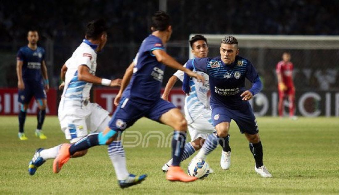 Pemain Arema Cronus Alfaro Gonzales Cristian Gerard saat berlaga pada Pertandingan Torabika Bhayangkara Cup 2016 antara Persib vs Arema Cronus di Stadion Utama Gelora Bung Karno, Senayan, Jakarta, Minggu (3/4). Foto: Ricardo/JPNN.com - JPNN.com