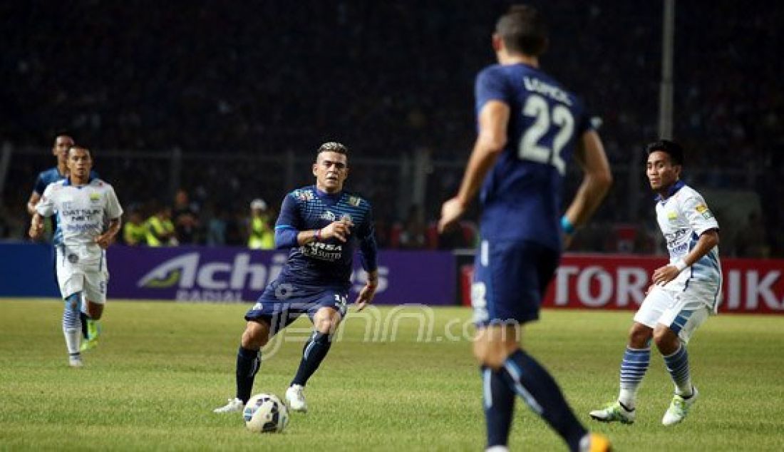 Pemain Arema Cronus Alfaro Gonzales Cristian Gerard saat berlaga pada Pertandingan Torabika Bhayangkara Cup 2016 antara Persib vs Arema Cronus di Stadion Utama Gelora Bung Karno, Senayan, Jakarta, Minggu (3/4). Foto: Ricardo/JPNN.com - JPNN.com