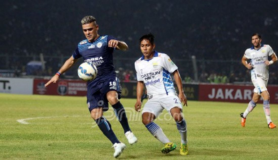 Pemain Arema Cronus Alfaro Gonzales Cristian Gerard saat berlaga pada Pertandingan Torabika Bhayangkara Cup 2016 antara Persib vs Arema Cronus di Stadion Utama Gelora Bung Karno, Senayan, Jakarta, Minggu (3/4). Foto: Ricardo/JPNN.com - JPNN.com