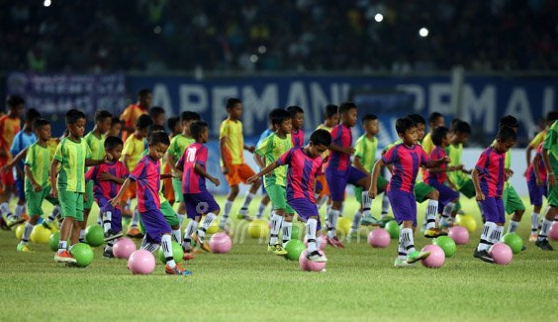 Pesepakbola dan Polisi Cilik saat tampil pada Final Torabika Bhayangkara Cup 2016 antara Persib vs Arema Cronus di Stadion Utama Gelora Bung Karno, Senayan, Jakarta, Minggu (3/4). Foto: Ricardo/JPNN.com - JPNN.com