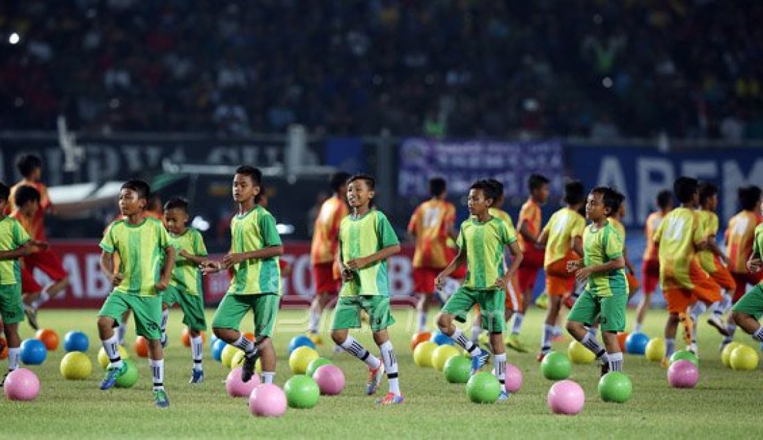 Pesepakbola dan Polisi Cilik saat tampil pada Final Torabika Bhayangkara Cup 2016 antara Persib vs Arema Cronus di Stadion Utama Gelora Bung Karno, Senayan, Jakarta, Minggu (3/4). Foto: Ricardo/JPNN.com - JPNN.com