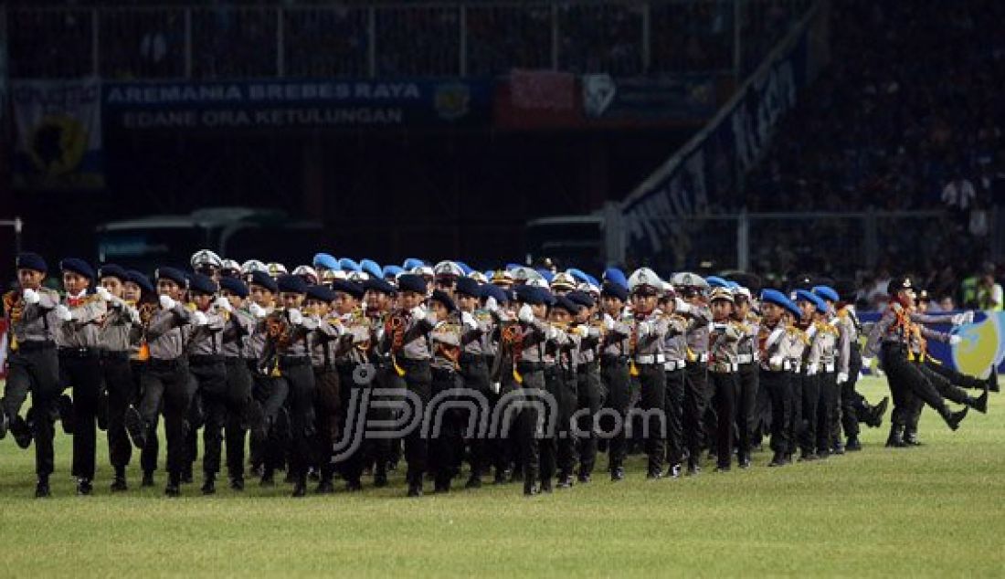 Pesepakbola dan Polisi Cilik saat tampil pada Final Torabika Bhayangkara Cup 2016 antara Persib vs Arema Cronus di Stadion Utama Gelora Bung Karno, Senayan, Jakarta, Minggu (3/4). Foto: Ricardo/JPNN.com - JPNN.com