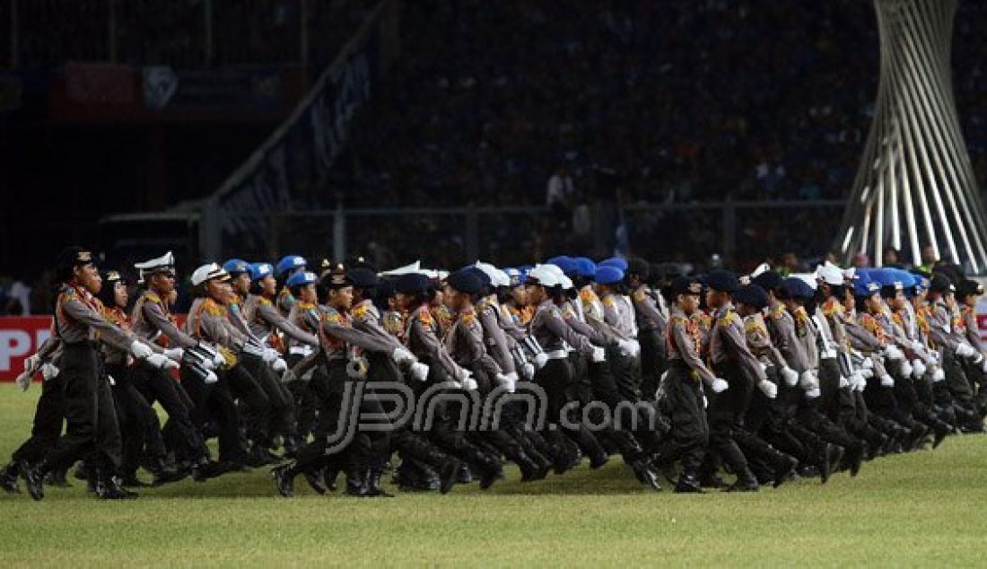 Pesepakbola dan Polisi Cilik saat tampil pada Final Torabika Bhayangkara Cup 2016 antara Persib vs Arema Cronus di Stadion Utama Gelora Bung Karno, Senayan, Jakarta, Minggu (3/4). Foto: Ricardo/JPNN.com - JPNN.com