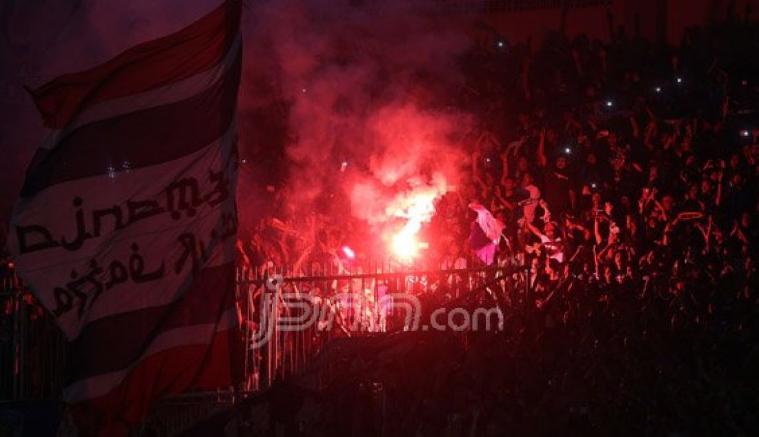 Suporter Arema Cronus memenuhi Stadion Utama Gelora Bung Karno pada laga final Torabika Bhayangkara Cup 2016, Jakarta, Minggu (3/4). Foto: Ricardo/JPNN.com - JPNN.com