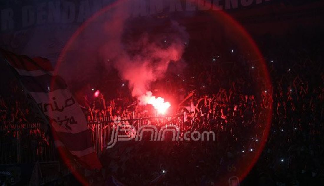 Suporter Arema Cronus memenuhi Stadion Utama Gelora Bung Karno pada laga final Torabika Bhayangkara Cup 2016, Jakarta, Minggu (3/4). Foto: Ricardo/JPNN.com - JPNN.com