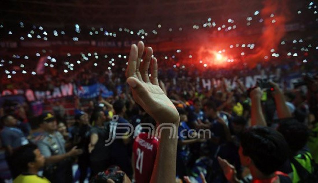 Suporter Arema Cronus memenuhi Stadion Utama Gelora Bung Karno pada laga final Torabika Bhayangkara Cup 2016, Jakarta, Minggu (3/4). Foto: Ricardo/JPNN.com - JPNN.com