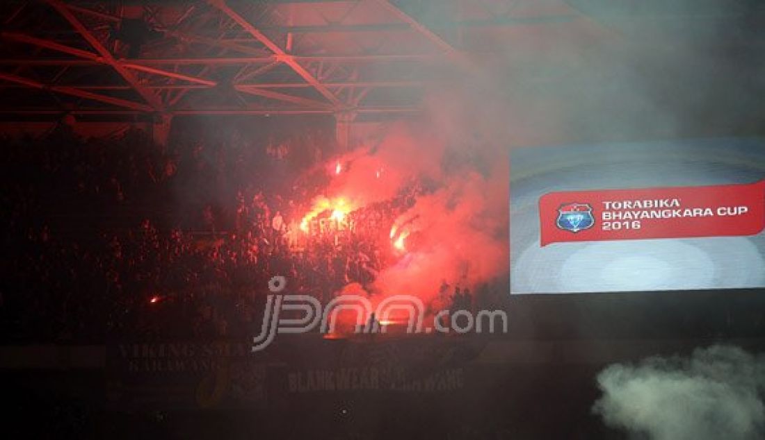 Suporter Persib Bandung memenuhi Stadion Utama Gelora Bung Karno pada laga final Torabika Bhayangkara Cup 2016, Jakarta, Minggu (3/4). Foto: Ricardo/JPNN.com - JPNN.com