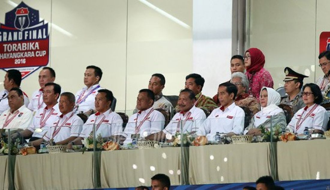 Presiden Joko Widodo saat menghadiri Pertandingan Torabika Bhayangkara Cup 2016 antara Persib vs Arema Cronus di Stadion Utama Gelora Bung Karno, Senayan, Jakarta, Minggu (3/4). Foto: Ricardo/JPNN.com - JPNN.com