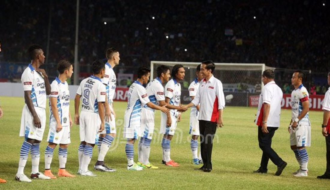 Presiden Joko Widodo saat menghadiri Pertandingan Torabika Bhayangkara Cup 2016 antara Persib vs Arema Cronus di Stadion Utama Gelora Bung Karno, Senayan, Jakarta, Minggu (3/4). Foto: Ricardo/JPNN.com - JPNN.com