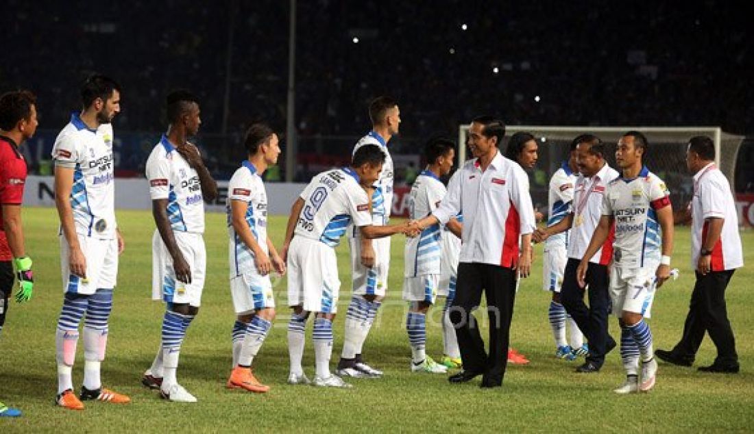 Presiden Joko Widodo saat menghadiri Pertandingan Torabika Bhayangkara Cup 2016 antara Persib vs Arema Cronus di Stadion Utama Gelora Bung Karno, Senayan, Jakarta, Minggu (3/4). Foto: Ricardo/JPNN.com - JPNN.com