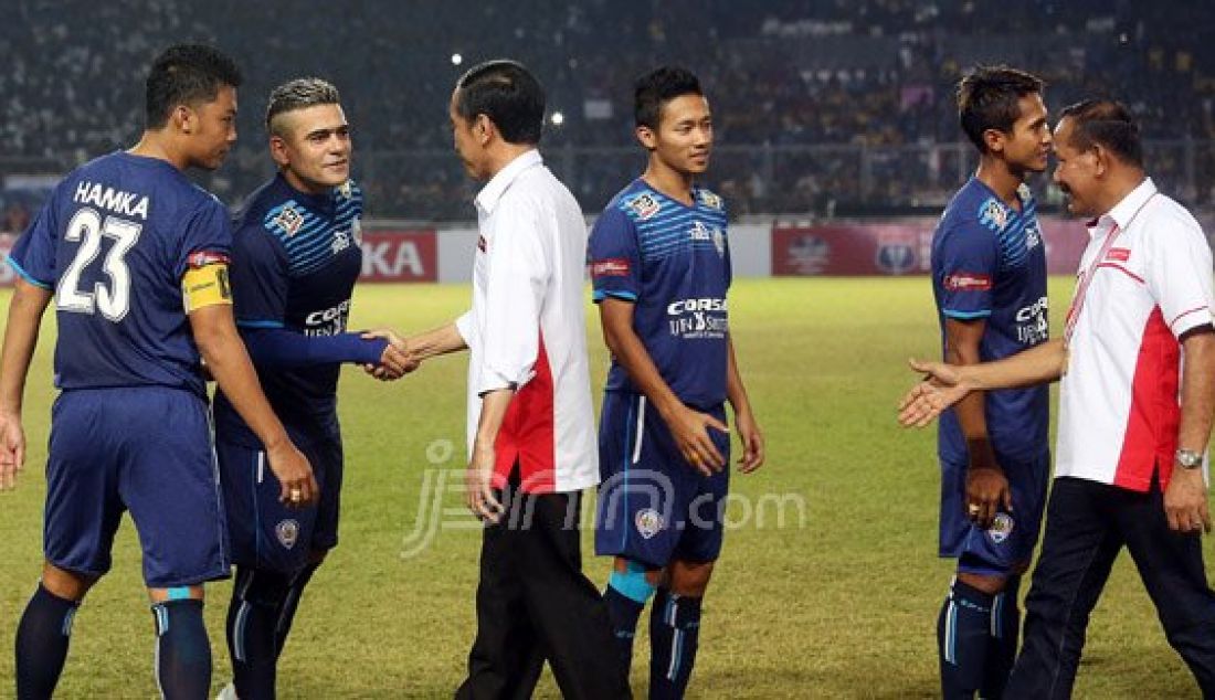 Presiden Joko Widodo saat menghadiri Pertandingan Torabika Bhayangkara Cup 2016 antara Persib vs Arema Cronus di Stadion Utama Gelora Bung Karno, Senayan, Jakarta, Minggu (3/4). Foto: Ricardo/JPNN.com - JPNN.com