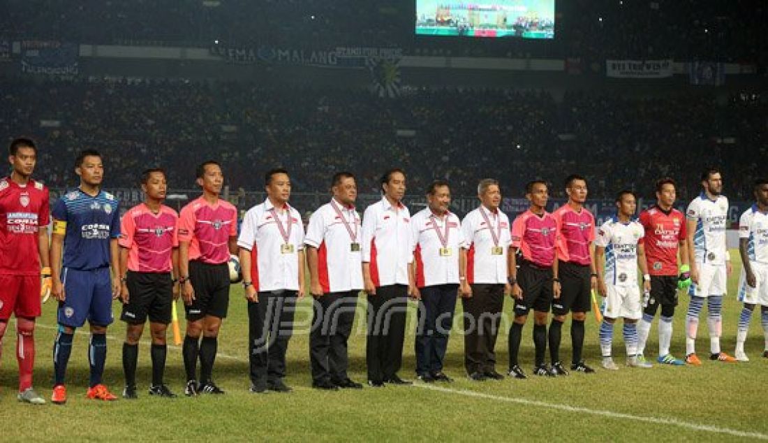 Presiden Joko Widodo saat menghadiri Pertandingan Torabika Bhayangkara Cup 2016 antara Persib vs Arema Cronus di Stadion Utama Gelora Bung Karno, Senayan, Jakarta, Minggu (3/4). Foto: Ricardo/JPNN.com - JPNN.com