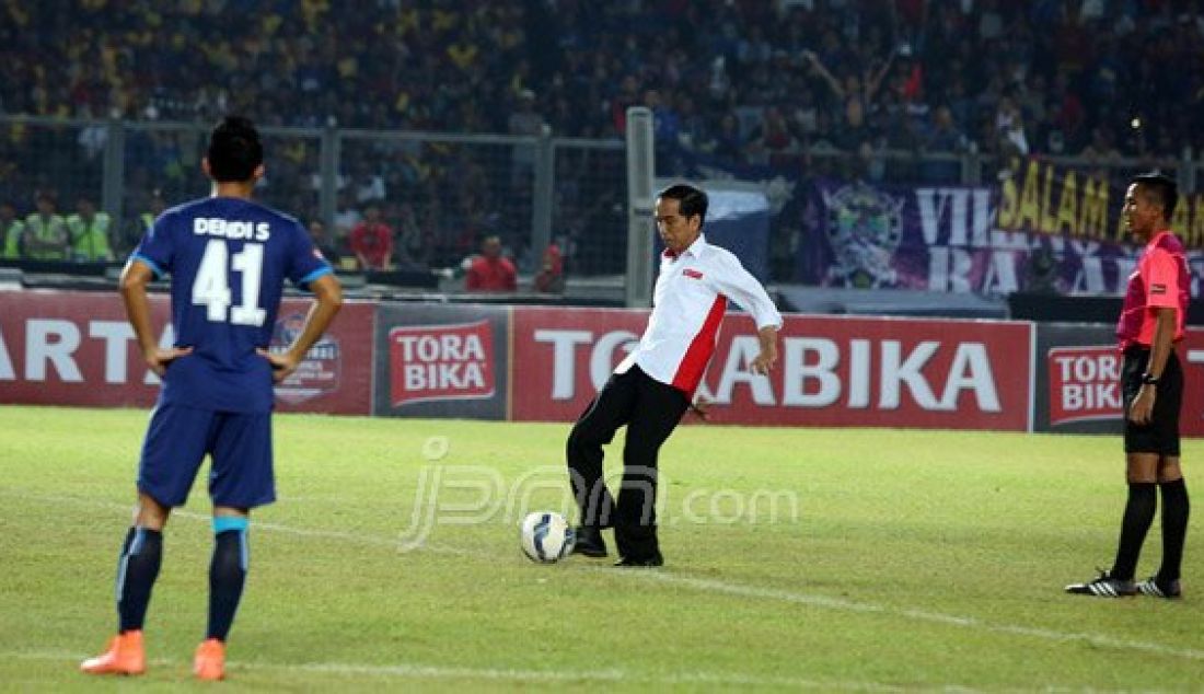 Presiden Joko Widodo saat menghadiri Pertandingan Torabika Bhayangkara Cup 2016 antara Persib vs Arema Cronus di Stadion Utama Gelora Bung Karno, Senayan, Jakarta, Minggu (3/4). Foto: Ricardo/JPNN.com - JPNN.com