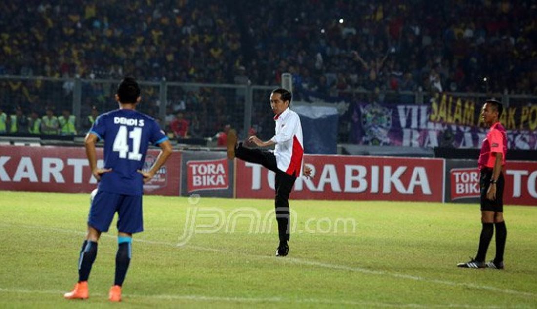 Presiden Joko Widodo saat menghadiri Pertandingan Torabika Bhayangkara Cup 2016 antara Persib vs Arema Cronus di Stadion Utama Gelora Bung Karno, Senayan, Jakarta, Minggu (3/4). Foto: Ricardo/JPNN.com - JPNN.com