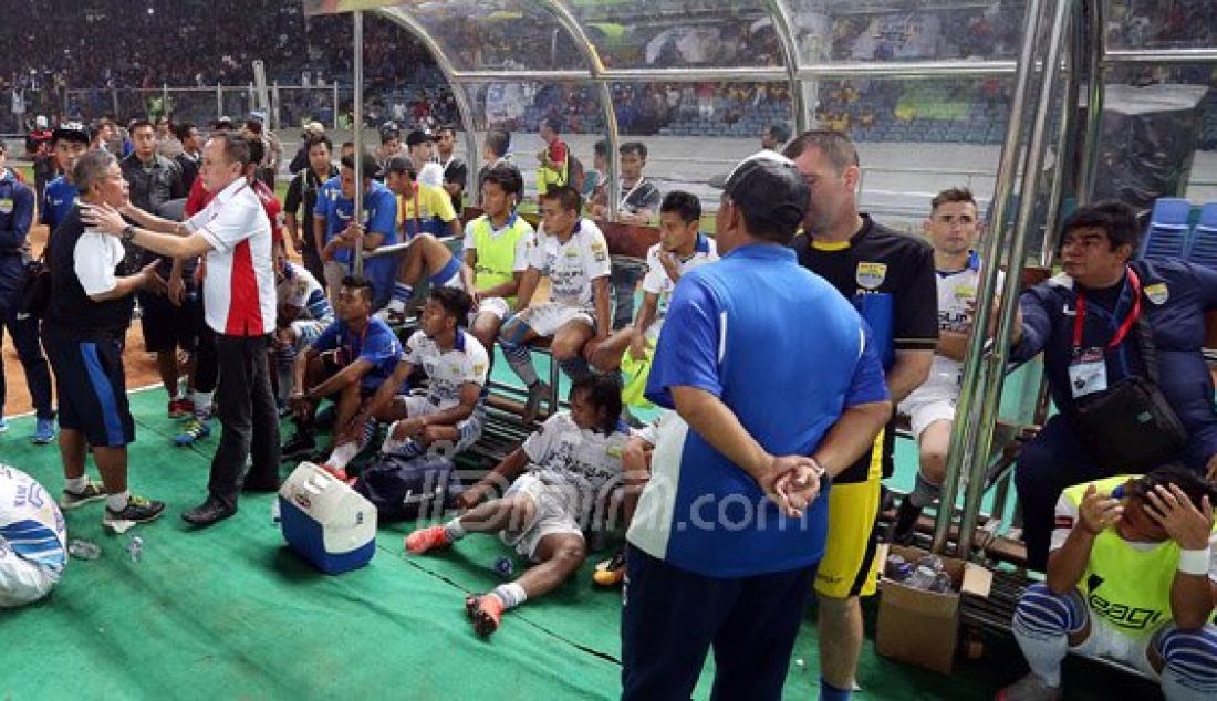 Pemain Persib bersama Official saat berada dibangku cadangan terlihat lesu usai dikalahkan Arema Cronus dengan sko 0-2 pada Pertandingan Torabika Bhayangkara Cup 2016 antara Persib vs Arema Cronus di Stadion Utama Gelora Bung Karno, Senayan, Jakarta, Minggu (3/4). Foto: Ricardo/JPNN.com - JPNN.com