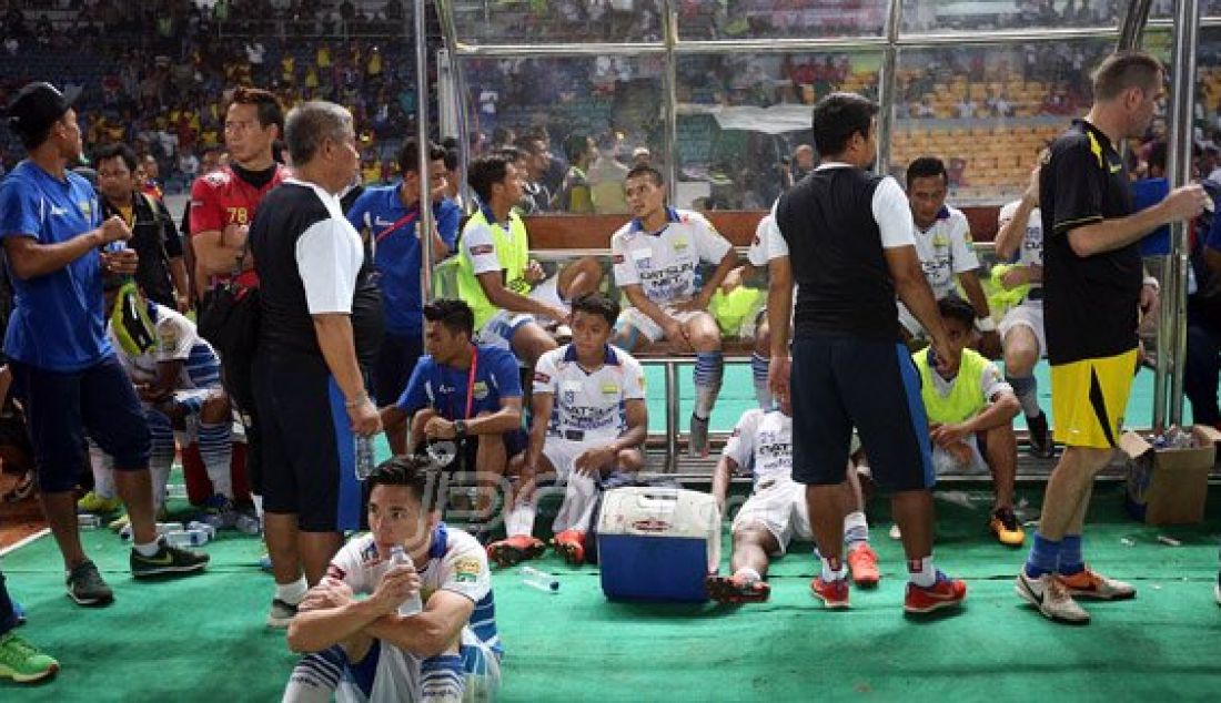 Pemain Persib bersama Official saat berada dibangku cadangan terlihat lesu usai dikalahkan Arema Cronus dengan sko 0-2 pada Pertandingan Torabika Bhayangkara Cup 2016 antara Persib vs Arema Cronus di Stadion Utama Gelora Bung Karno, Senayan, Jakarta, Minggu (3/4). Foto: Ricardo/JPNN.com - JPNN.com