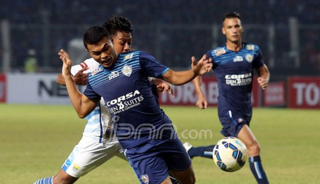 Pemain Arema Cronus Mochamad Juanda Irawan (depan) saat berduel dengan pemain Persib Febri Hariyadi pada Pertandingan Torabika Bhayangkara Cup 2016 antara Persib vs Arema Cronus di Stadion Utama Gelora Bung Karno, Senayan, Jakarta, Minggu (3/4). Arema Cronus menang atas lawannya 2-0. Foto: Ricardo/JPNN.com - JPNN.com