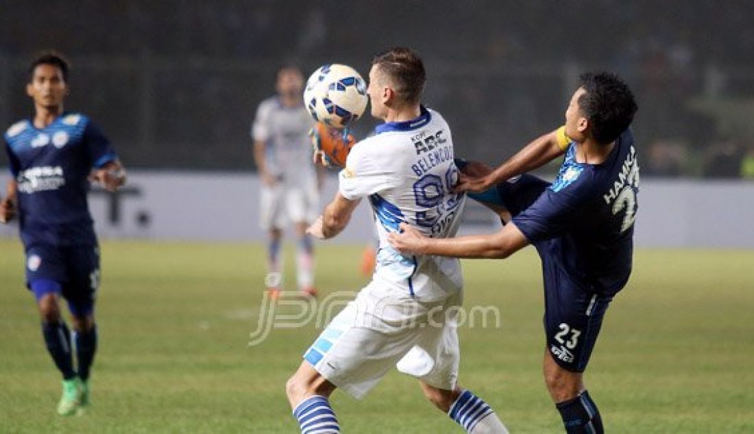 Pemain Arema Cronus Hamka Hamzah saat berebut bola dengan pemain Persib Juan Carlos RB pada Pertandingan Torabika Bhayangkara Cup 2016 antara Persib vs Arema Cronus di Stadion Utama Gelora Bung Karno, Senayan, Jakarta, Minggu (3/4). Arema Cronus menang atas lawannya 2-0. Foto: Ricardo/JPNN.com - JPNN.com