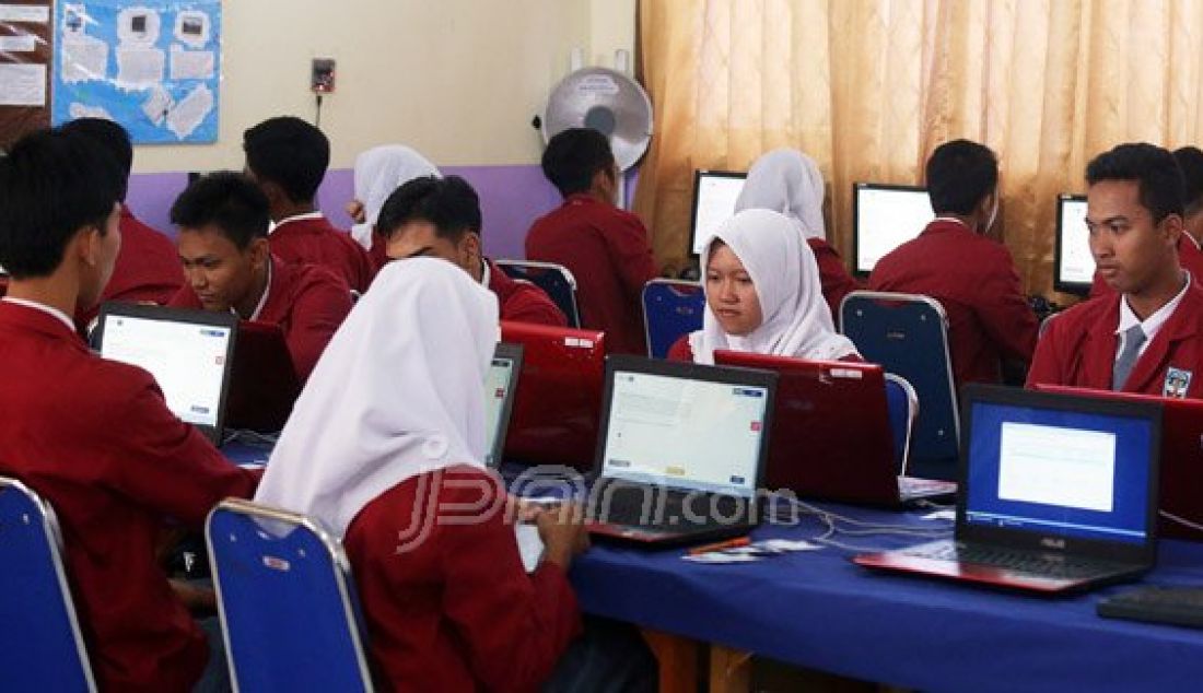 Siswa-siswi saat mengikuti Ujian Nasional Berbasis Komputer (UNBK) 2016 di SMK Negeri 1 Bojong Gede, Kabupaten Bogor, Jawa Barat, Senin (4/4). Pihak sekolah dan siswa optimis UNBK 2016 akan berjalan dengan lancar. Foto: Ricardo/JPNN.com - JPNN.com