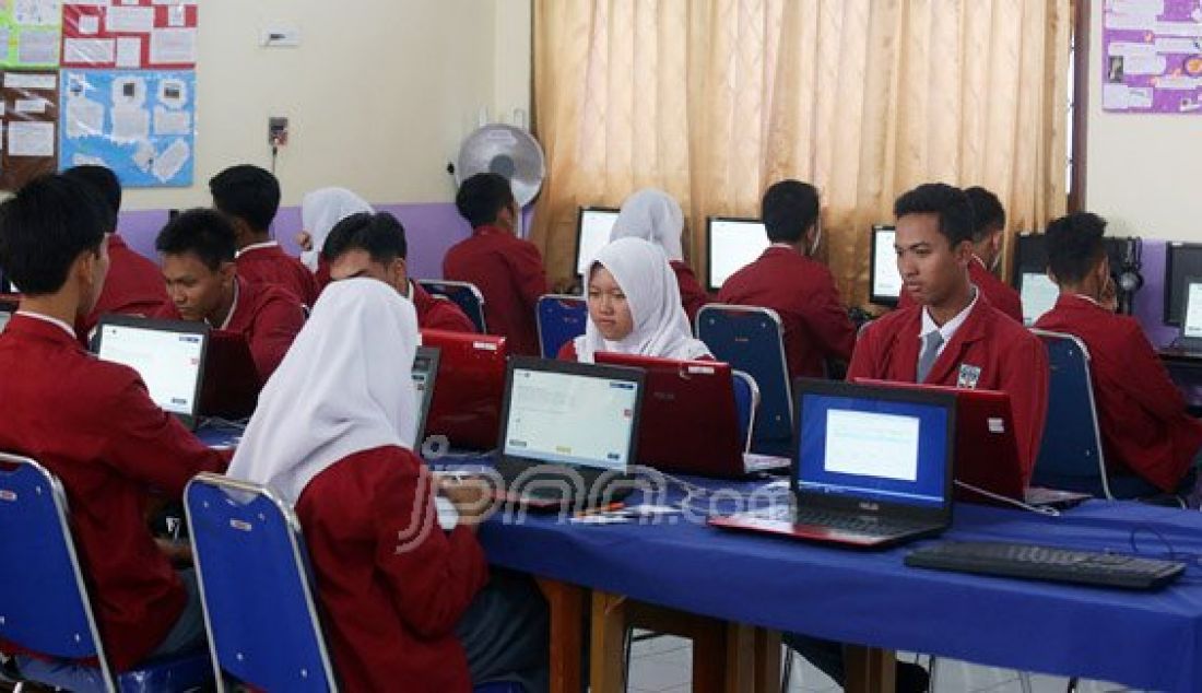 Siswa-siswi saat mengikuti Ujian Nasional Berbasis Komputer (UNBK) 2016 di SMK Negeri 1 Bojong Gede, Kabupaten Bogor, Jawa Barat, Senin (4/4). Pihak sekolah dan siswa optimis UNBK 2016 akan berjalan dengan lancar. Foto: Ricardo/JPNN.com - JPNN.com