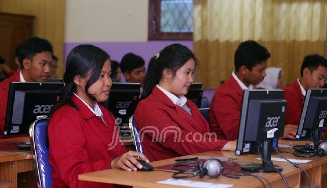 Siswa-siswi saat mengikuti Ujian Nasional Berbasis Komputer (UNBK) 2016 di SMK Negeri 1 Bojong Gede, Kabupaten Bogor, Jawa Barat, Senin (4/4). Pihak sekolah dan siswa optimis UNBK 2016 akan berjalan dengan lancar. Foto: Ricardo/JPNN.com - JPNN.com