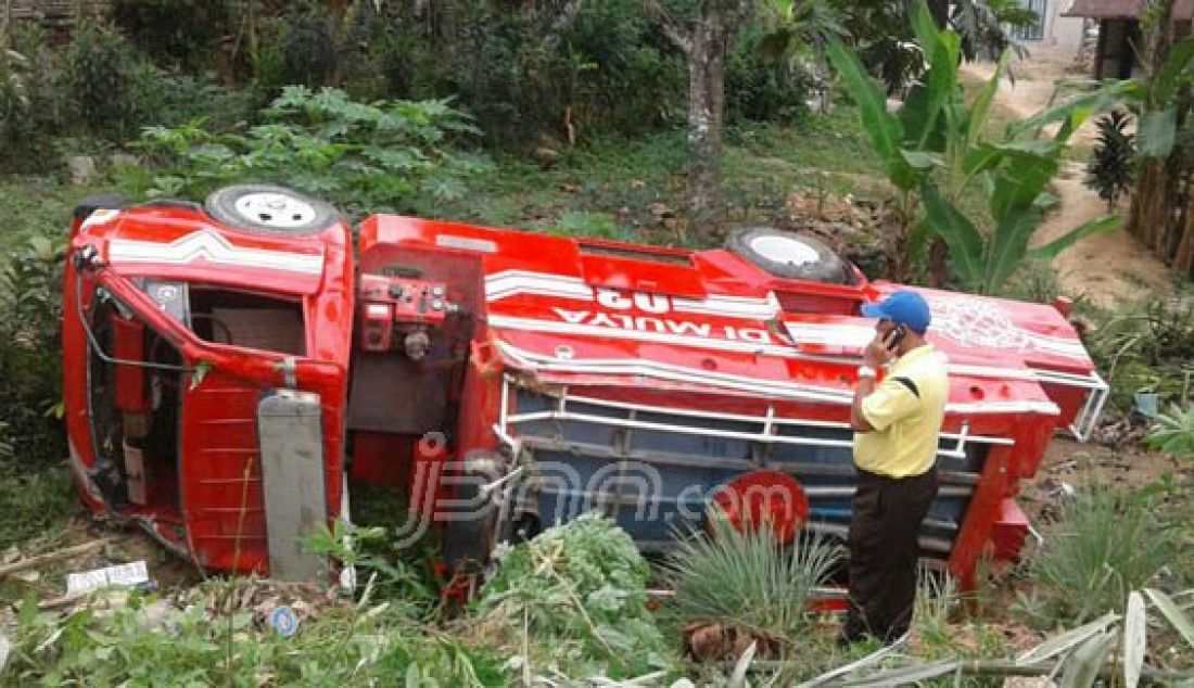 Sebuah mobil pemadam kebakaran terjungkal dan terbalik di Jalan Merbabu, RT 9, Kelurahan Tanah Merah, Samarinda Utara, Minggu (3/4). Mesin truk mendadak mati saat menaikin jalan yang menanjak. Foto: Safri/Samarinda Pos/JPNN.com - JPNN.com