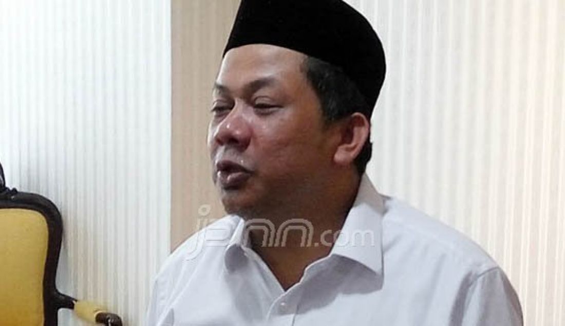 Wakil Ketua DPR RI Fahri Hamzah saat konferensi pers di Jakarta, Senin (4/4). Fahri Hamzah menyatakan perlawanan atas kesewenang-wenangan partai yang dibelanya mati-matian setelah sempat dihantam kasus korupsi. Foto: M Fathra/JPNN.com - JPNN.com