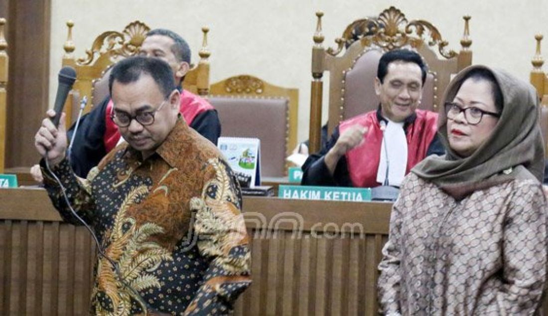 Menteri ESDM Sudirman Said dan terdakwa Dewie Yasin Limpo meninggalkan meja Majelis Hakim usai pemeriksaan barang bukti pada sidang lanjutan di Pengadilan Tipikor, Jakarta, Senin (4/4). Sudirman Said menjadi saksi terkait kasus suap proyek pembangkit listrik di Kabupaten Deiyai, Papua. Foto: Imam/Jawa Pos/JPNN.com - JPNN.com