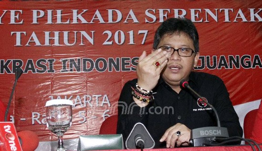 Sekertaris Jenderal (Sekjen) PDIP Hasto Kristiyanto saat memberikan arahan kepada manager tim kampanye Pilkada Serentak di Kantor DPP PDIP, Lenteng Agung, Jakarta, Selasa (5/4). Foto: Ricardo/JPNN.com - JPNN.com