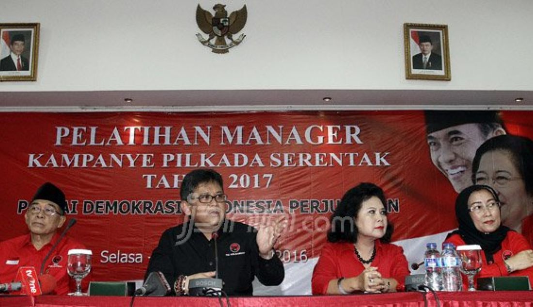 Sekertaris Jenderal (Sekjen) PDIP Hasto Kristiyanto saat memberikan arahan kepada manager tim kampanye Pilkada Serentak di Kantor DPP PDIP, Lenteng Agung, Jakarta, Selasa (5/4). Foto: Ricardo/JPNN.com - JPNN.com