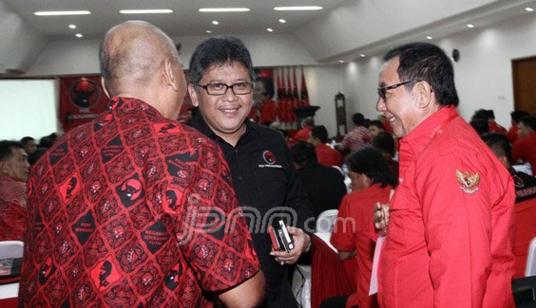 Sekertaris Jenderal (Sekjen) PDIP Hasto Kristiyanto saat memberikan arahan kepada manager tim kampanye Pilkada Serentak di Kantor DPP PDIP, Lenteng Agung, Jakarta, Selasa (5/4). Foto: Ricardo/JPNN.com - JPNN.com