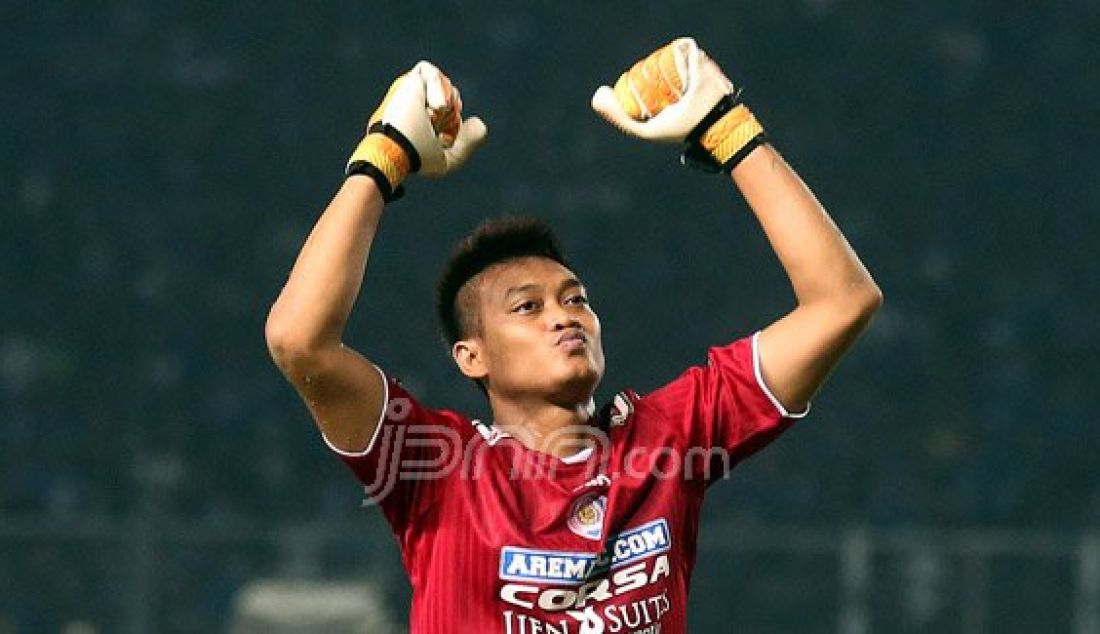 Kiper Arema Cronus Kurnia Meiga saat melakukan selebrasi usai mengalahkan Persib dengan skor 2-0 pada Pertandingan Torabika Bhayangkara Cup 2016 antara Persib vs Arema Cronus di Stadion Utama Gelora Bung Karno, Senayan, Jakarta, Minggu (3/4). Foto: Ricardo/JPNN.com - JPNN.com