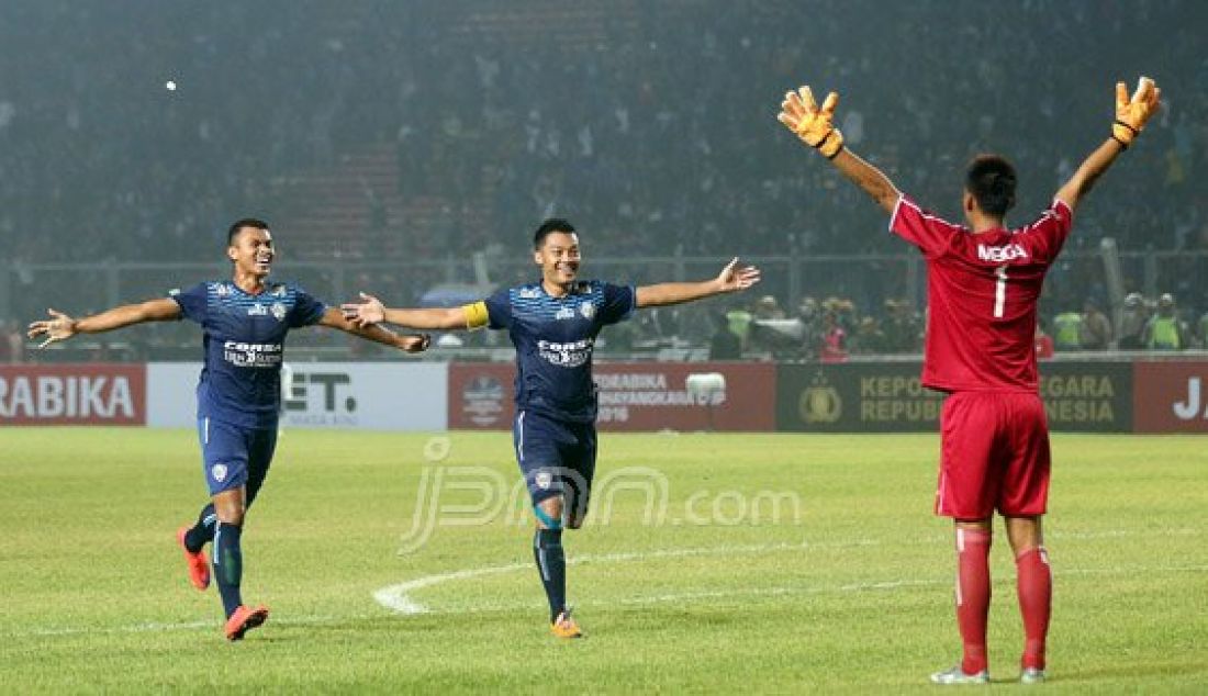 Pemain Arema Cronus saat meluapkan kegembiraan usai mengalahkan Persib dengan skor 2-0 pada Pertandingan Torabika Bhayangkara Cup 2016 antara Persib vs Arema Cronus di Stadion Utama Gelora Bung Karno, Senayan, Jakarta, Minggu (3/4). Foto: Ricardo/JPNN.com - JPNN.com