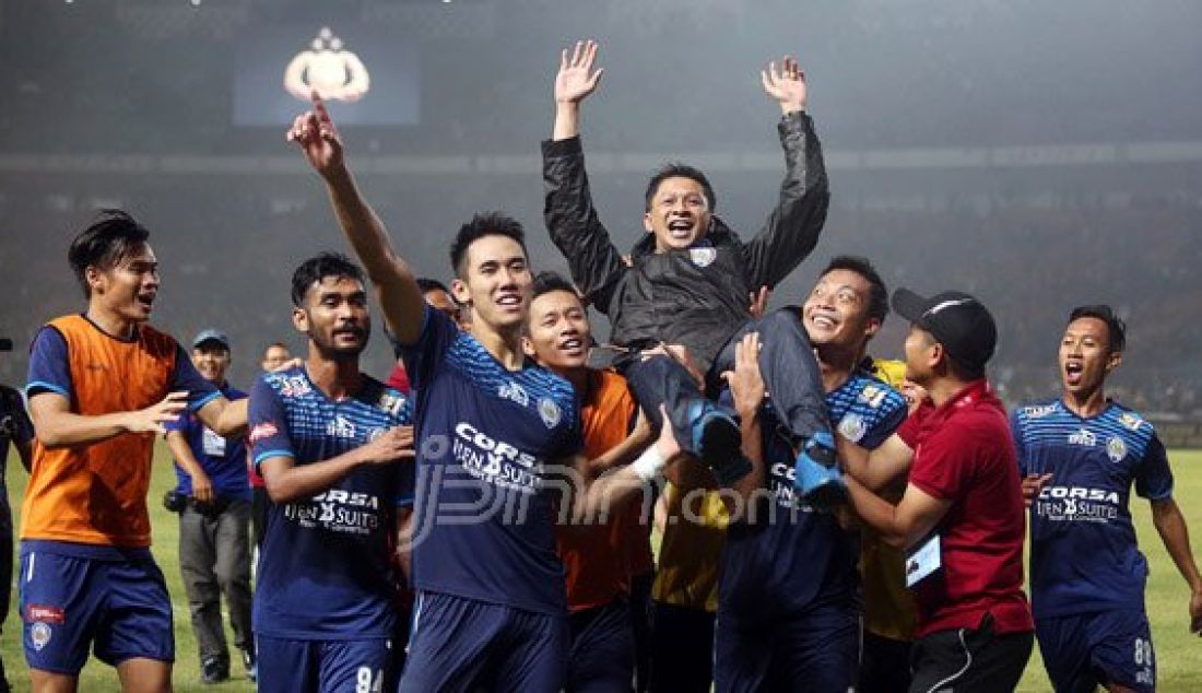 Para pemain bersama Official Arema Cronus saat meluapkan kegembiraan usai mengalahkan Persib dengan skor 2-0 pada Pertandingan Torabika Bhayangkara Cup 2016 antara Persib vs Arema Cronus di Stadion Utama Gelora Bung Karno, Senayan, Jakarta, Minggu (3/4). Foto: Ricardo/JPNN.com - JPNN.com