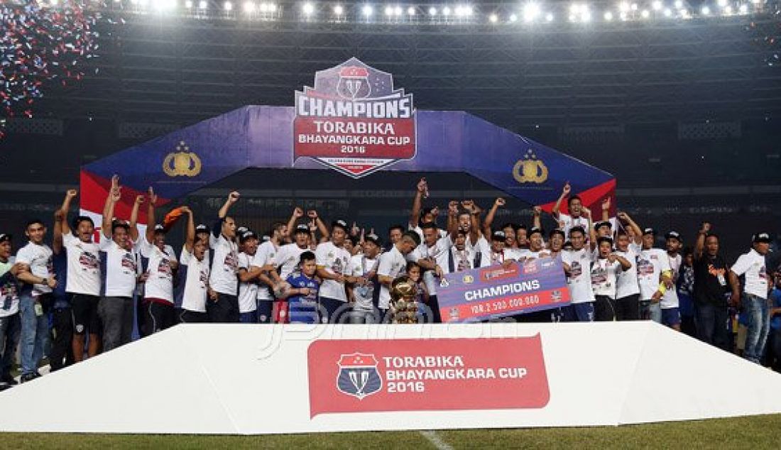 Para pemain bersama Official Arema Cronus saat meluapkan kegembiraan usai mengalahkan Persib dengan skor 2-0 pada Pertandingan Torabika Bhayangkara Cup 2016 antara Persib vs Arema Cronus di Stadion Utama Gelora Bung Karno, Senayan, Jakarta, Minggu (3/4). Foto: Ricardo/JPNN.com - JPNN.com