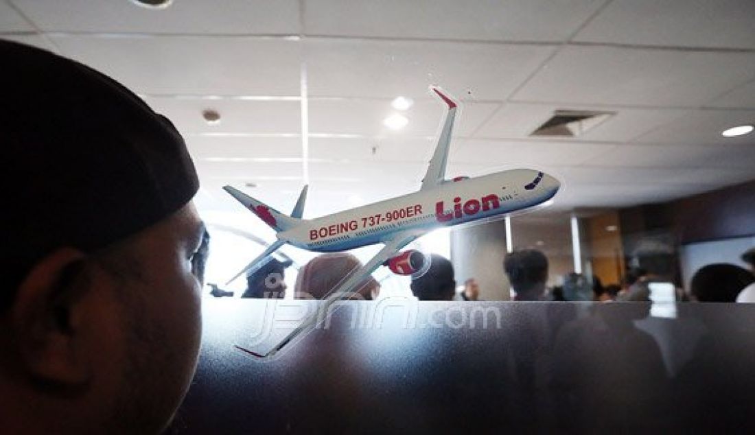 Direktur Utama Lion Air Edward Sirait saat menggelar konferensi pers terkait insiden pesawat Batik Air Boeing 737-800 NG dengan pesawat Trans Nusa ATR 42-600 PK-TNJ, Jakarta, Selasa (5/4). Pesawat Batik Air mengalami kerusakan pada ujung sayap kiri dan tidak ada korban jiwa dalam inseden tersebut. Foto: Ricardo/JPNN.com - JPNN.com