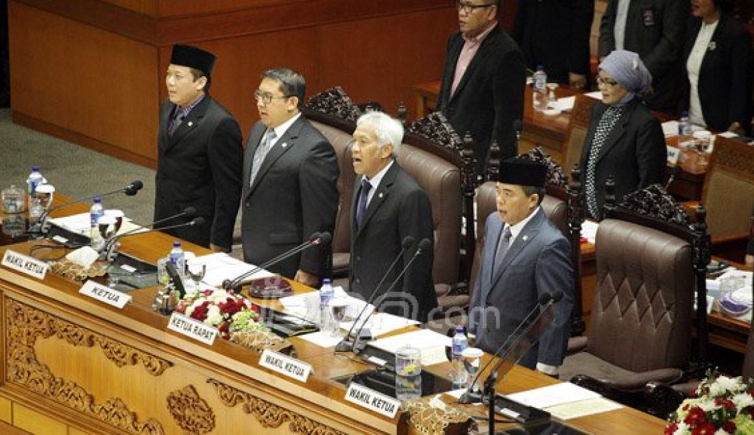 (Kanan) Ketua DPR Ade Komarudin, Wakil Ketua DPR Agus Hermanto, Fadli Zon dan Taufik Kurniawan saat memimpin sidang Paripurna DPR di Ruang Sidang Paripurna DPR, Senayan, Jakarta, Rabu (6/4). Wakil Ketua DPR Fahri Hamzah tidak hadir pada sidang tersebut. Foto: Ricardo/JPNN.com - JPNN.com