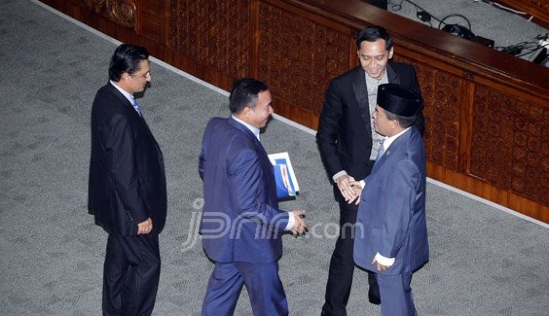 Ketua DPR Ade Komarudin berjabat usai memimpin sidang Paripurna DPR di Ruang Sidang Paripurna DPR, Senayan, Jakarta, Rabu (6/4). Wakil Ketua DPR Fahri Hamzah tidak hadir pada sidang tersebut. Foto: Ricardo/JPNN.com - JPNN.com