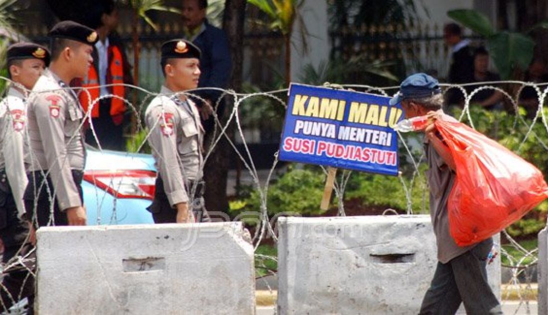 Warga dan nelayan yang tergabung dalam Gerakan Nasional Masyarakat Perikanan Indonesia saat berunjukrasa didepan Istana Merdeka, Jakarta Pusat, Rabu (6/4). Dalam aksinya, massa mendesak agar Presiden Joko Widodo mencopot Menteri Kelautan dan Perikanan, Susi Pudjiastuti. Foto: Ricardo/JPNN.com - JPNN.com